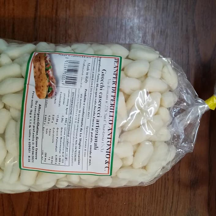 Una busta trasparente di gnocchi di patate casarecci