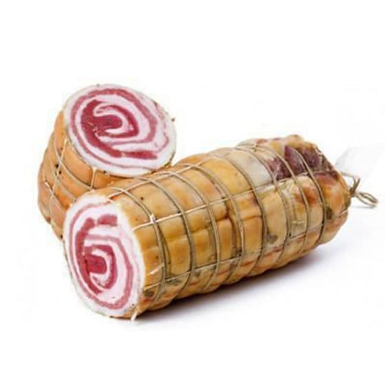 Una pancetta arrotolata e legata, con alcune fette tagliate
