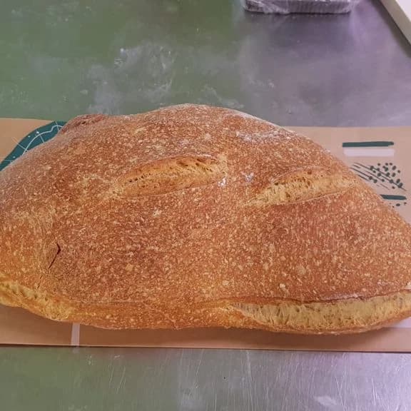 Una grossa pagnotta di pane casereccio dalla crosta scura