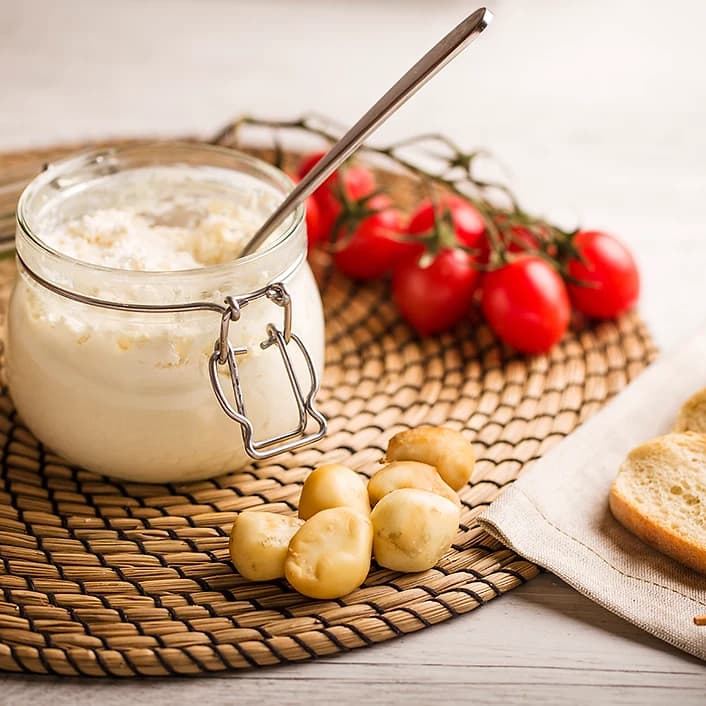 Una ricotta di fuscella su un vassoio, con le righe del cestino sulla superficie
