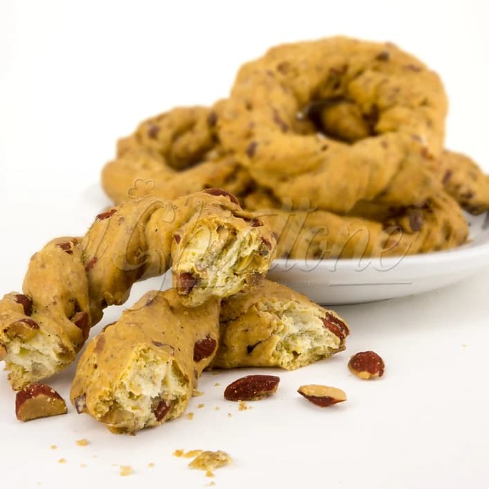 Taralli napoletani dorati con le mandorle, in un mucchio